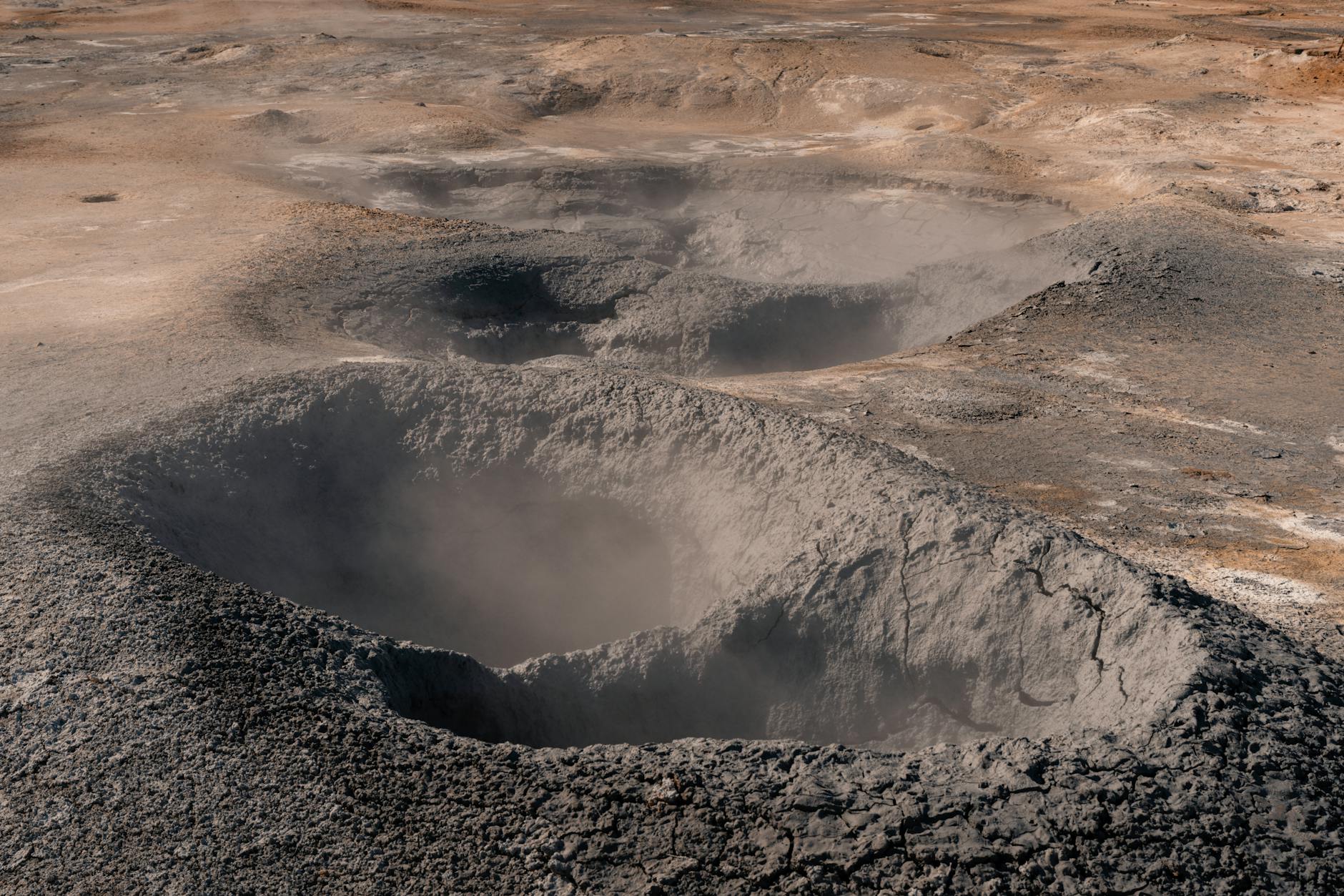 Geotermalne gorące źródła w surowym krajobrazie Islandii
