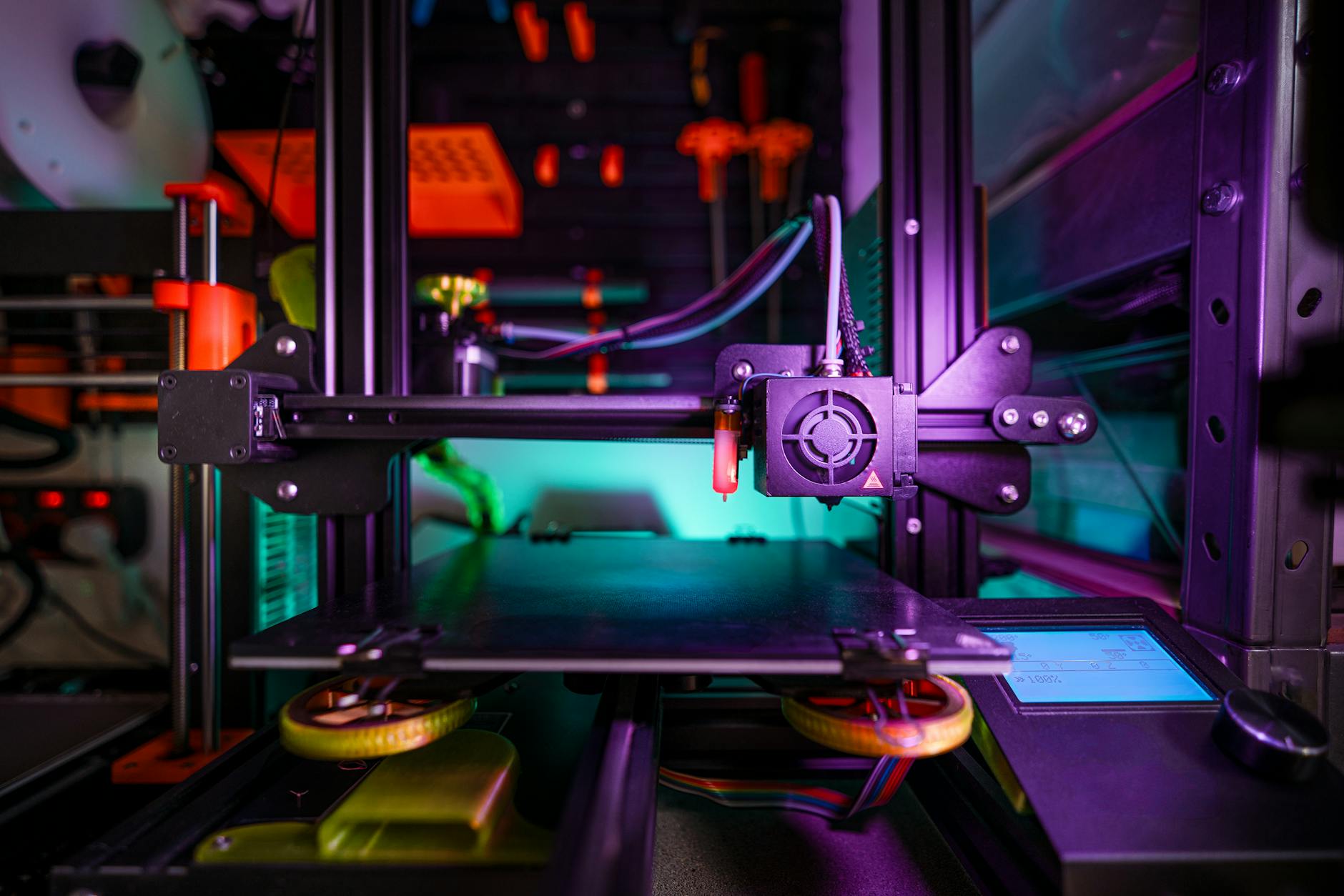 Zbliżenie na nowoczesną drukarkę 3D w laboratorium