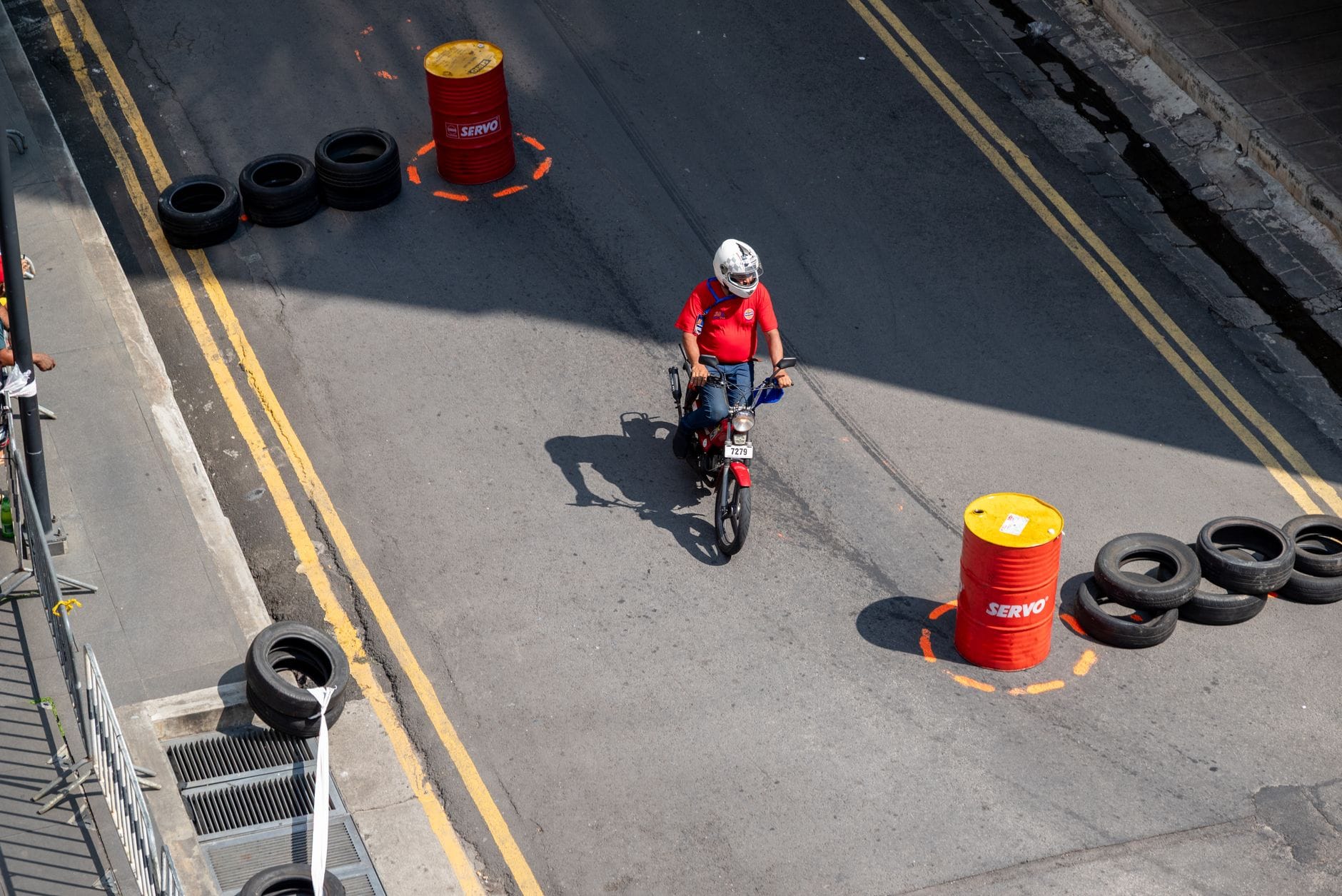 Motocyklista trenujący jazdę po torze z pachołkami w mieście