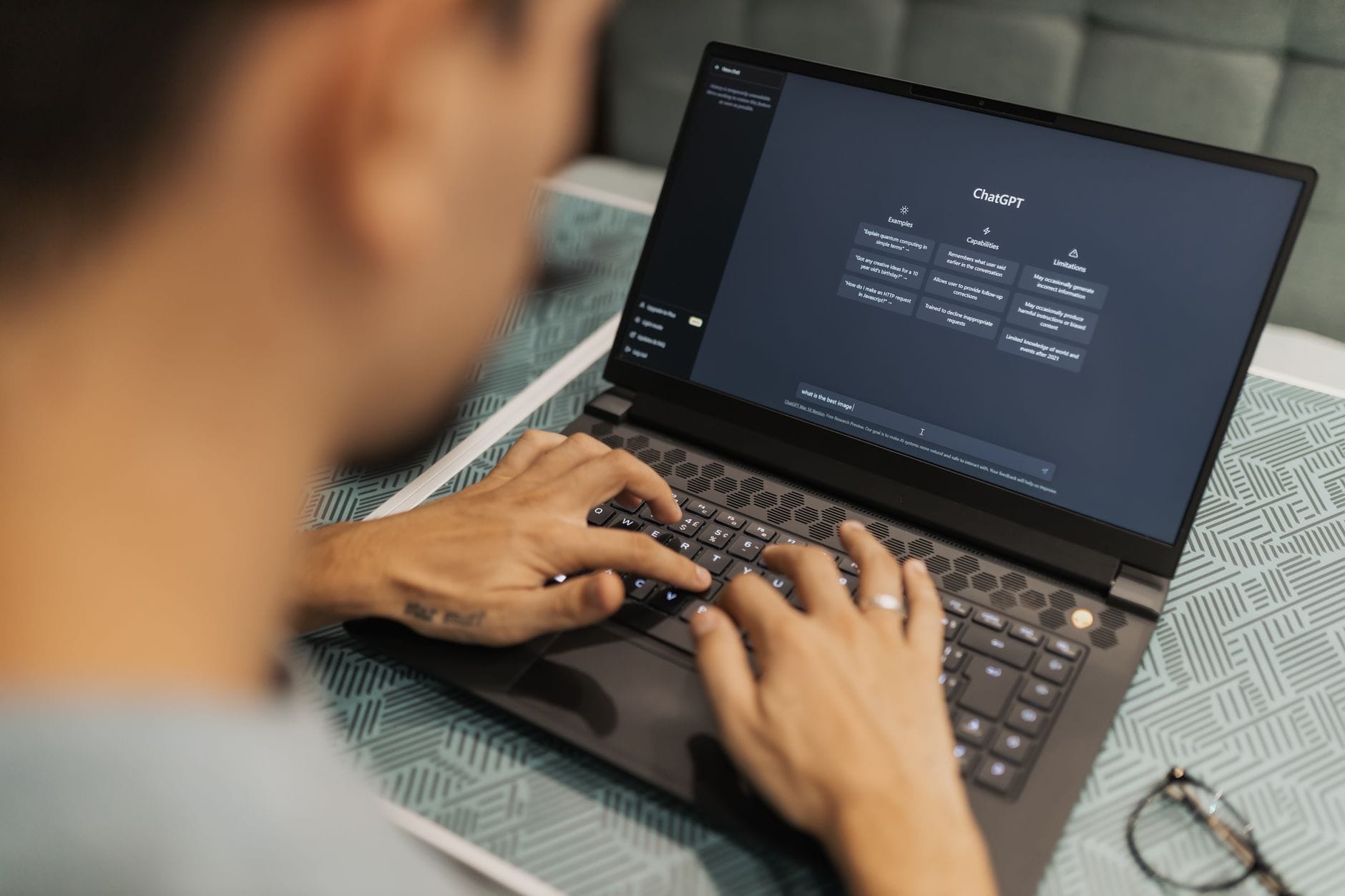 Osoba przy laptopie z uruchomionym oprogramowaniem sztucznej inteligencji