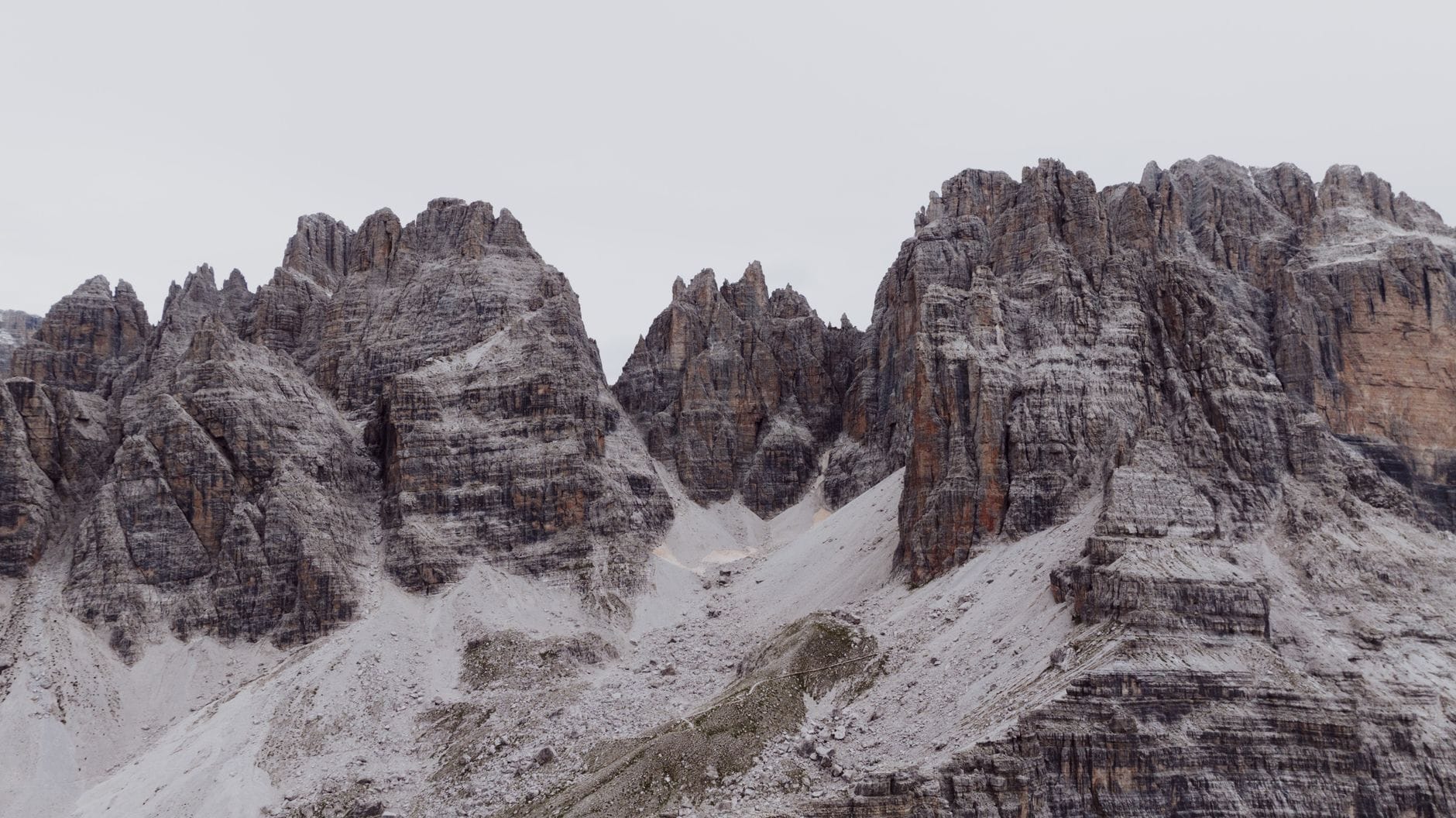 Skały i szczyty masywu Brenta w Dolomitach w słoneczny dzień