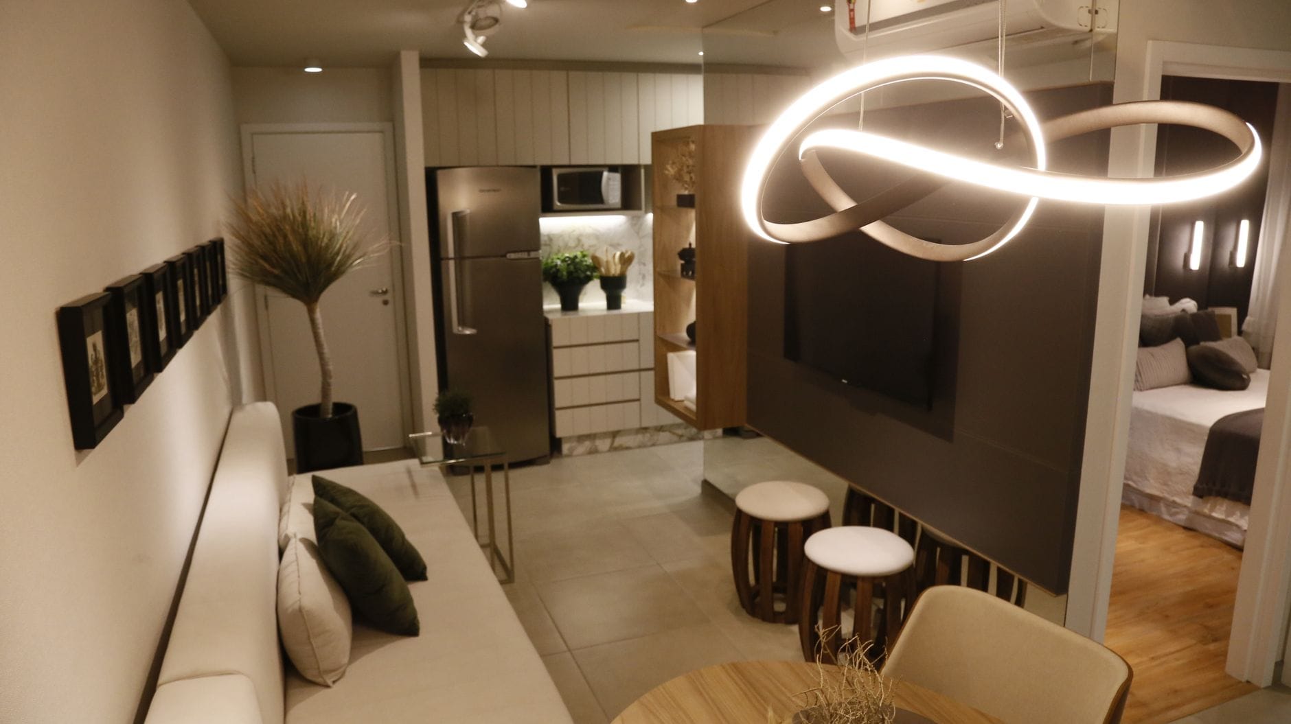 Nowoczesny, przytulny salon z eleganckim oświetleniem i dekoracjami